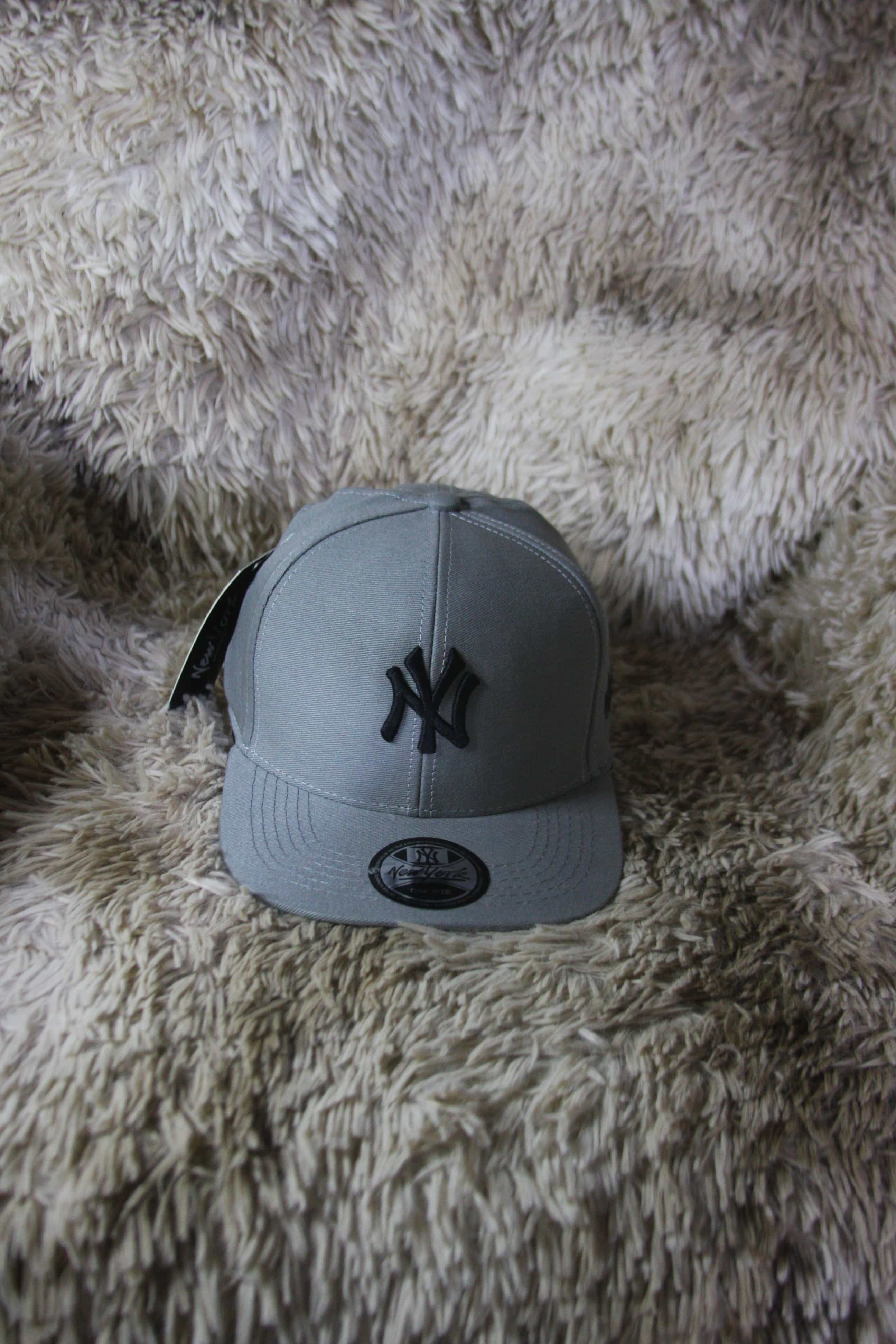 Gorra New York Yankees Gris Claro – Cerrrada 